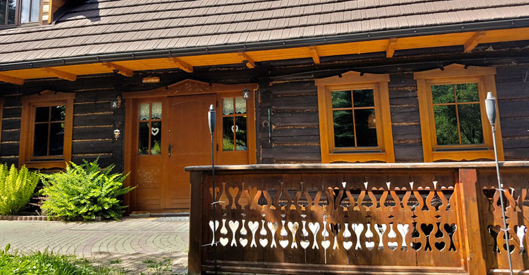 HOLZFENSTER MIT HOLZVERARBEITUNG